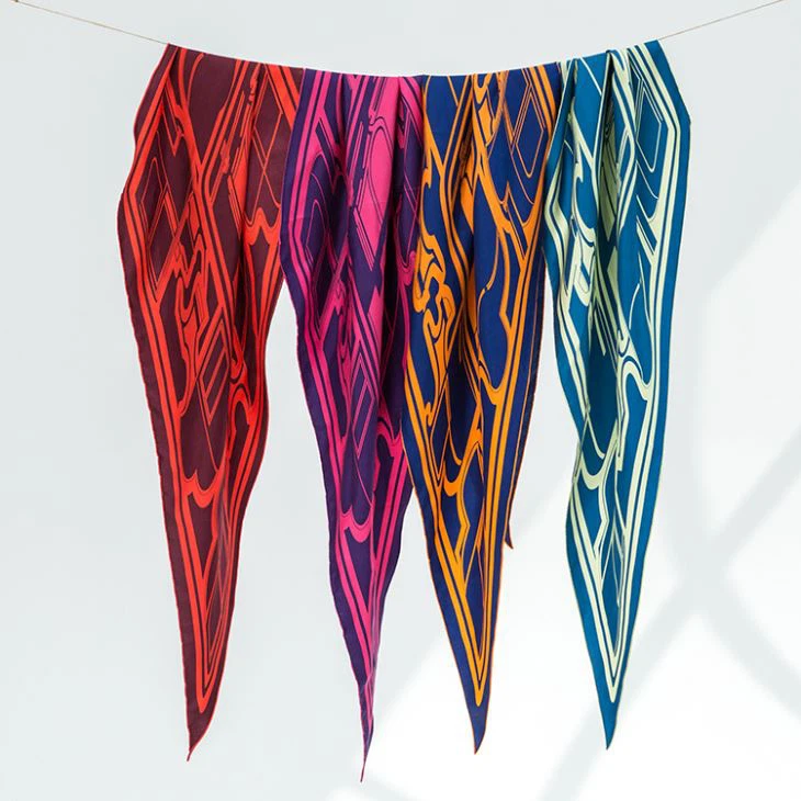 다이아몬드 모양의 실크 스카프